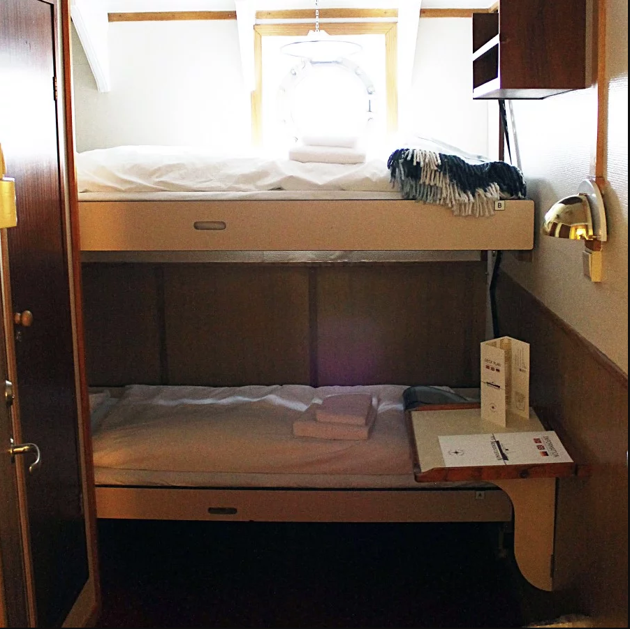 Hurtigruten MS Nordstjernen Middle deck 2 travellers a.png